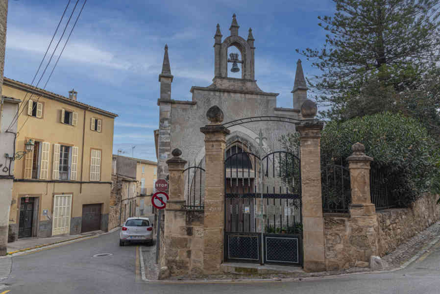 Mallorca - Sineu 10 - antiguo hospital y oratorio de San José.jpg